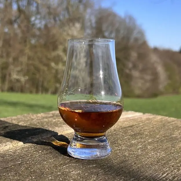 Mehr über den Artikel erfahren Glencairn Nosingglas: Das Standardglas für Whiskeytasting
