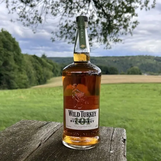 Mehr über den Artikel erfahren Wild Turkey 101 Rye: kräftiger Roggenwhiskey für wenig Geld