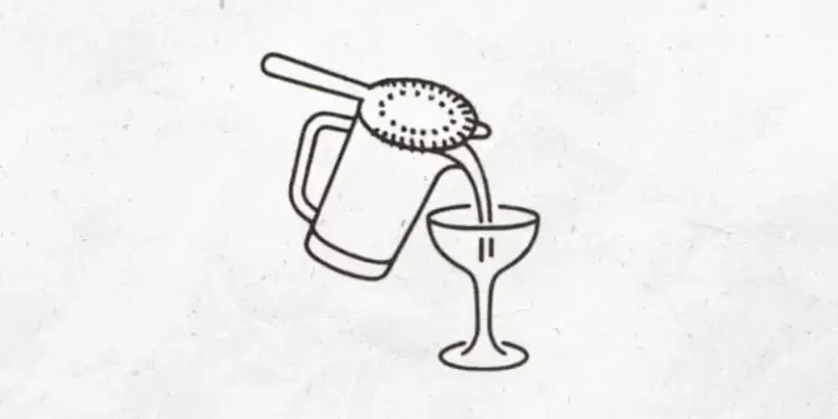 Cocktail aus Rührglas in Coupette ohne Eis abseihen