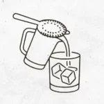 Cocktail aus Rührglas ins Tumbler mit Eis abseihen