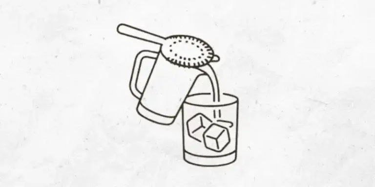 Cocktail aus Rührglas ins Tumbler mit Eis abseihen