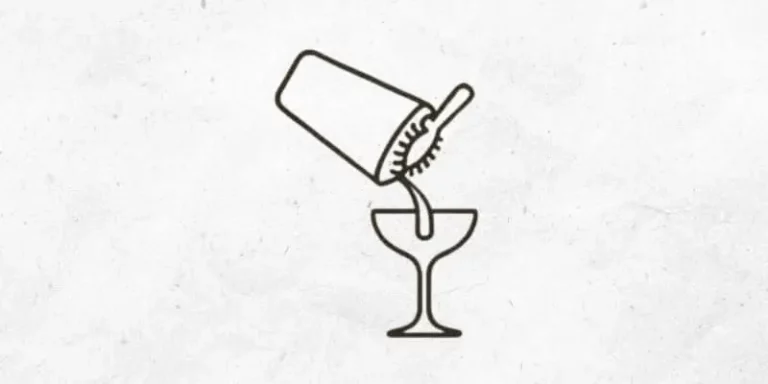 Cocktail aus Shaker in Coupette ohne Eis abseihen