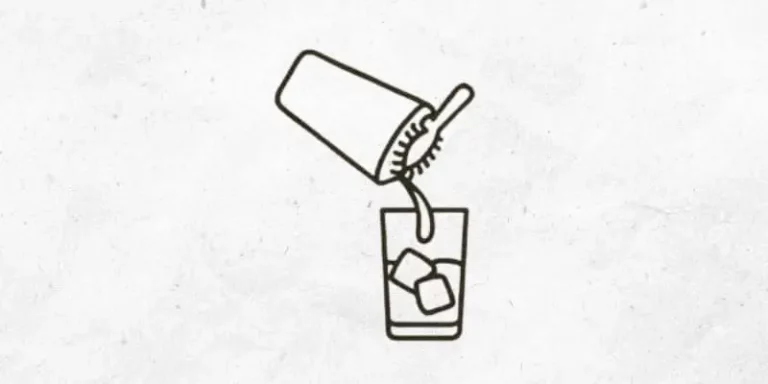 Cocktail aus Shaker in Highball mit Eis abseihen