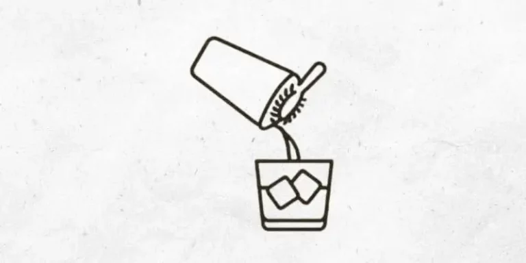 Cocktail aus Shaker in Tumbler mit Eis abseihen