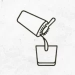 Cocktail aus Shaker in Tumbler ohne Eis abseihen