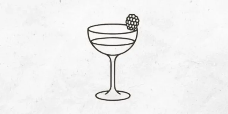 Cocktail im Coupette mit Himbeer garnieren