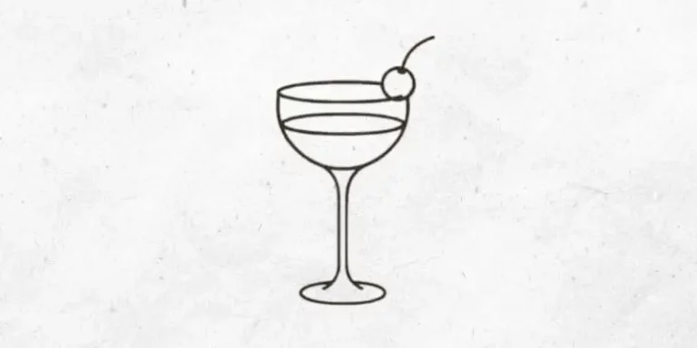 Cocktail im Coupette mit Kirsche garnieren