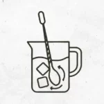 Cocktail im Rührglas mit Eis umrühren