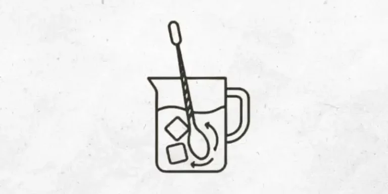 Cocktail im Rührglas mit Eis umrühren