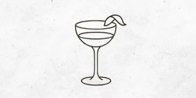 Cocktail in Coupette mit Zeste garnieren