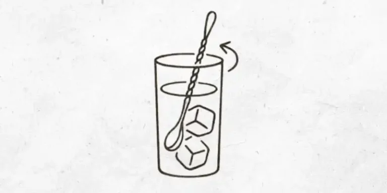 Cocktail mit Eis umrühren Highball