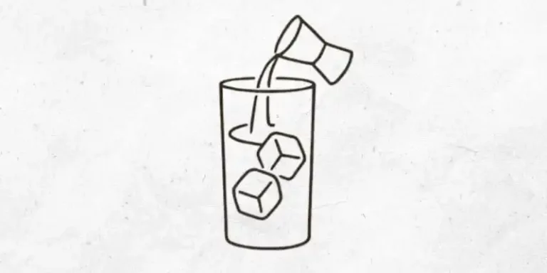 Zutaten hinzufügen Highball mit Eis