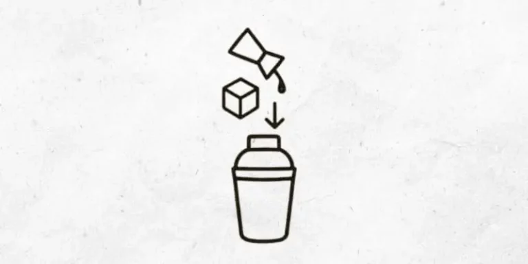 Zutaten und Eis in Shaker hineingeben